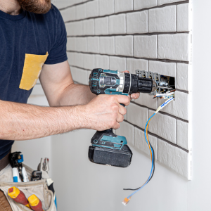 Lámpák, kapcsolók, dugaljak szerelése